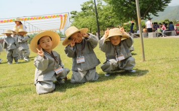 Một người đang theo tôn giáo khác, nếu muốn học Phật pháp thì có gì trở ngại hay không?